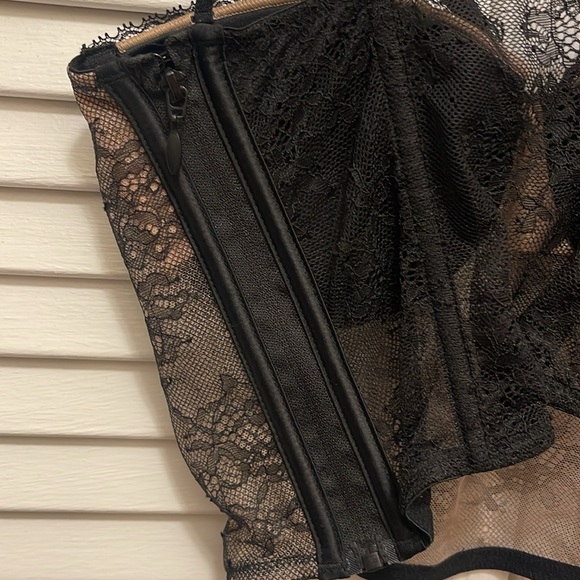 victoria’s secret sexy lace corset, size 34C - Picture 3 of 5